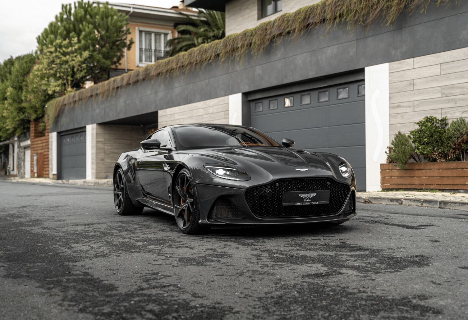 V12 Çığlığı: Aston Martin DBS Superleggera