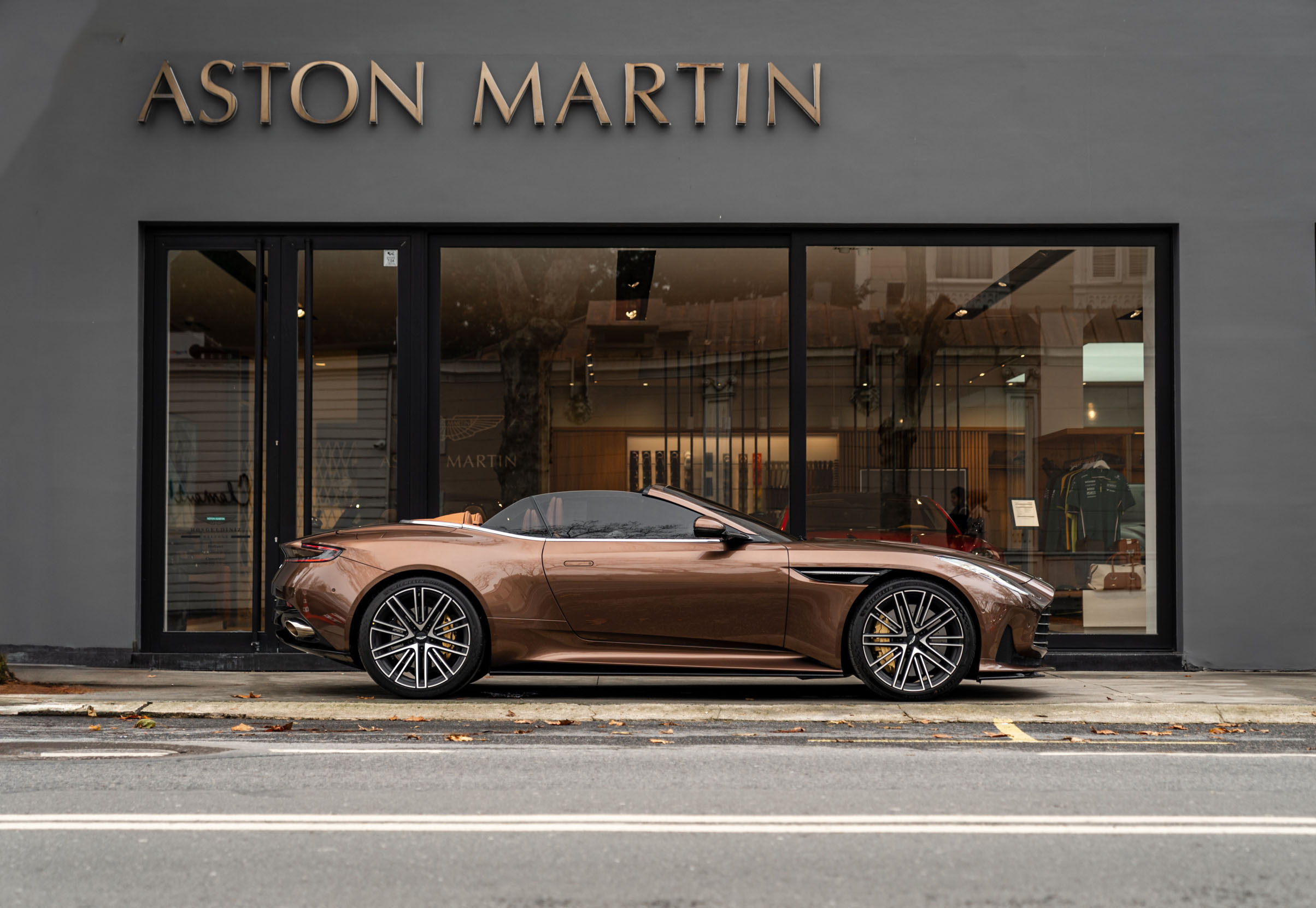 ASTON MARTIN DB12 VOLANTE MAGNETO BRONZE