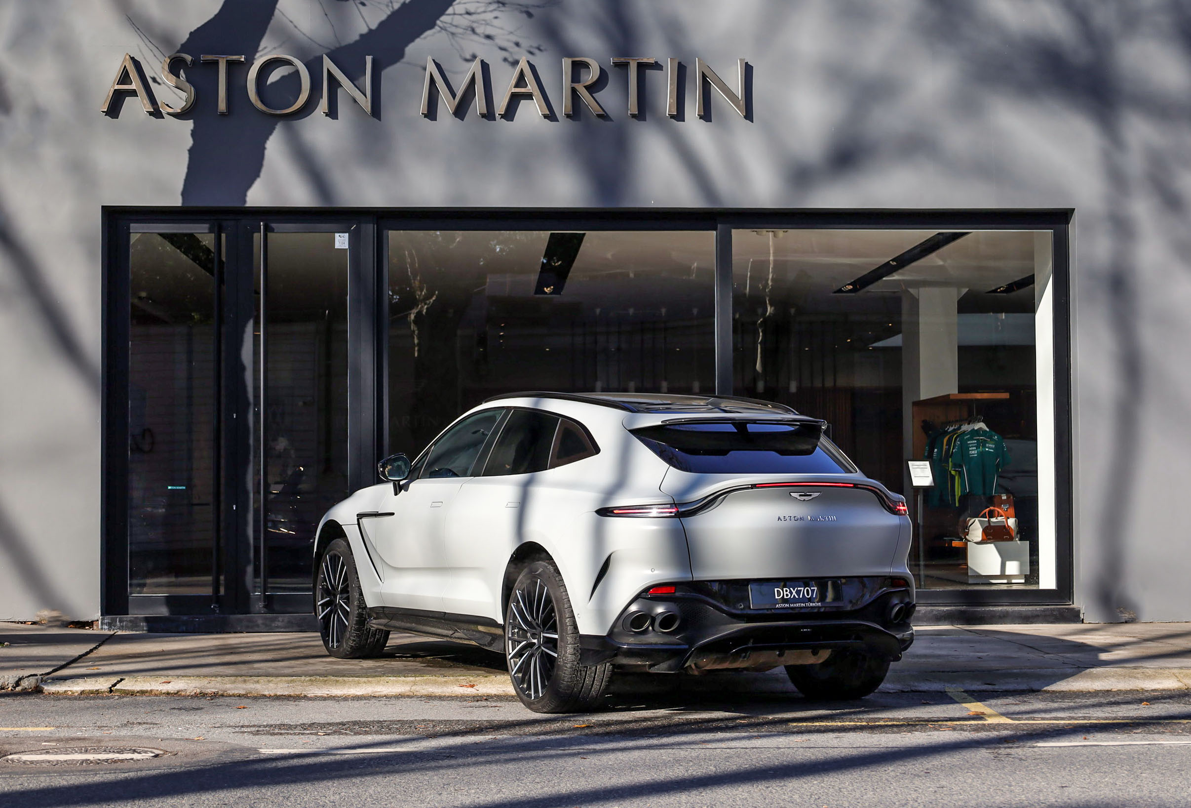ASTON MARTIN DBX 707